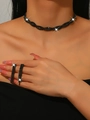 Detailansicht eines schwarzen Strass-Halsbands mit passenden langen Fransenohrringen - 499 Schwarz