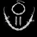 Detailansicht des Brautschmuck-Sets mit Strass-Halskette und langen Ohrhängern - Halskette + Armband + Ohrringe 3-Teiliges Set