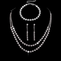 Detailansicht des silbernen Brautschmuck-Sets mit funkelnden Strasssteinen in Blumenform - Halskette Ohrringpfosten Armband (619+799)
