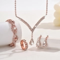Vue détaillée de la parure bijoux de mariée en or rose avec cristaux scintillants en goutte - Collier Boucles d'Oreilles Bracelet Bague / Or rose