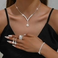 Parure collier en V argenté avec boucles d'oreilles goutte et bracelet diamant sur mannequin - Collier Boucles d'Oreilles Bracelet Bague / Argent