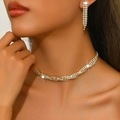 Detailaufnahme von Brautschmuckset mit funkelnden Strasssteinen auf Choker und Ohrringen - 499 Gold