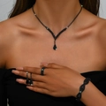 Détails d'une parure de bijoux de mariée en cristaux noirs avec collier et boucles - Collier Boucles d'Oreilles Bracelet Bague / Noir