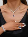 Mannequin portant une parure en argent avec pierres bleues en poire et strass étincelants - Collier Boucles d'Oreilles Bracelet / Argent Avec Pierre Bleu Royal