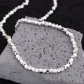 Collana minimalista con perline poliedriche argentate su una roccia vulcanica scura - Stile Piccolo (XL0434) / Argento