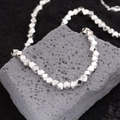 Collana minimalista con grani cubici d'argento su sfondo di pietra vulcanica ruvida - Stile Grande (XL0434) / Argento