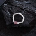 Perlenring mit Schleife, weißen Perlen und rosa Naturkristallstein für Damen - Rosa Edelstein Stil (JZ0223)