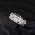 Silberner Kleeblattring mit Zirkonia und vertikaler Textur auf breitem Band - Silber