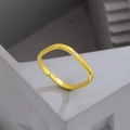 Minimalistischer quadratischer Goldring mit kleinem Zirkon auf grauem Steinhintergrund - US 5