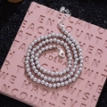 Collier de perles gris argenté de style français chic avec fermoir en argent S925 sur support - Gris Argent (Petit Style)