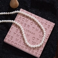 Collier de perles élégant de style français avec des perles blanches sur un présentoir - Blanc (Style Moyen)