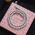 Collier élégant en perles grises avec fermoir en argent S925 sur fond texturé - Gris Argent (Style Moyen)