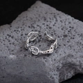 Polierter silberner Croissant-Ring mit gedrehtem Design auf dunklem Lavagestein - Flüssiges Herz-Stil(JZ0248) / Silber