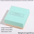 Primer plano de caja de joyería cuadrada verde menta y beige con logotipo plateado - Estilo de Tapa Verde Menta (7.5*7.5*3.5)