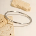 Détail d'un bracelet jonc en acier inoxydable argenté poli avec fermoir invisible - Bracelet jonc à charnière lisse / Argent
