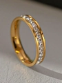 Vue macro détaillée d'une bague éternité dorée avec des pierres de taille princesse - US 7 / Or