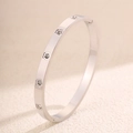 Dettaglio macro del bracciale in acciaio inossidabile con fiori e cristalli lucenti - Motivo Fiore di Prugno / Argento