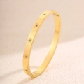 Bracelet jonc doré en titane avec motifs d'étoiles gravés et pierres précieuses - Motif Étoile à Cinq Branches / Or
