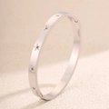 Bracelet jonc en titane argenté poli avec étoiles gravées et cristaux de zircon brillants - Motif Étoile à Cinq Branches / Argent