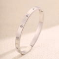 Elegante bracciale rigido in acciaio argento con cuori incisi e cristalli di zircone - Motivo a Cuore / Argento