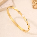 Bracelet jonc doré en acier inoxydable avec cœurs en émail blanc et zircons brillants - Or Blanc