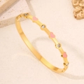 Bracelet en acier titane doré avec émail cœur rose et cristaux étincelants - Or Rose