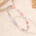 Bracciale rigido in acciaio argento con cuori in smalto rosa e zirconi cubici rotondi - Rosa Acciaio
