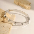 Bracelet charnière en acier inoxydable argenté avec cinq zircons étincelants en forme de cœur - Bracelet Jonc Cœur Argent