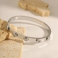 Bracelet jonc élégant en acier inoxydable argenté avec fleurs polies et zircons brillants - Bracelet Fleur Argenté
