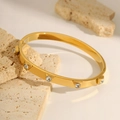 Bracelet jonc en acier inoxydable doré avec zircons cubiques sertis en triangle - Jonc Triangle Or