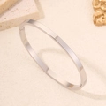 Bracelet ovale argenté en acier inoxydable poli avec fermoir charnière au style épuré - 4mm / Argent