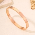 Minimalistische roségouden roestvrijstalen armband met een gepolijste spiegelafwerking en scharnier - 6mm / Roségoud