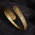 Vintage vergoldeter Armreif mit filigranem Blumenrelief und feinen Rankenmustern - Bronze