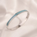 Bracelet jonc minimaliste en acier argenté avec émail bleu clair sur fond de soie dorée - Jonc Bleu Émail Argent