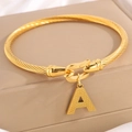 Gouden gedraaide kabelarmband met letter A bedel op een luxe sieradendoosje - Gouden Armband Letter A