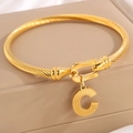 Gouden gedraaide kabelarmband met letter C hanger en U-vormige hoefijzersluiting - Gouden Armband Letter C