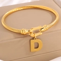 Gouden gedraaide kabelarmband met hoefijzersluiting en hanger met de letter D - Gouden Armband Letter D