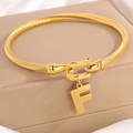 Gouden gedraaide kabelarmband met hoefijzer en een getextureerde letter F-hanger - Gouden Armband Letter F