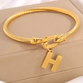 Gouden gedraaide koordarmband met een gestructureerde H-letter hanger voor dames - Gouden Armband Letter H