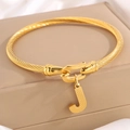 Gouden kabelarmband met een hoefijzersluiting en een hanger met de letter J - Gouden Armband Letter J