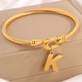 Gouden gedraaide touwarmband met hoefijzersluiting en letter K bedeltje voor dames - Gouden Armband Letter K