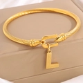 Gouden kabelarmband met hoefijzersluiting en hanger met textuur van de letter L - Gouden Armband Letter L