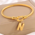 Gouden hoefijzer armband met gedraaide textuur en bedel met letter N voor vrouwen - Gouden Armband Letter N