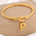 Gouden kabelarmband met een getextureerde letter P-hanger en een stevige haaksluiting - Gouden Armband Letter P