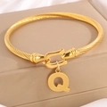 Gevlochten gouden titanium stalen armband met hoefijzergesp en letter Q bedeltje - Gouden Armband Letter Q