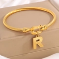 Gouden hoefijzer armband met gedraaide draadstructuur en R-letter hanger - Gouden Armband Letter R