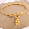 Gouden hoefijzer armband met gedraaide textuur en opengewerkte letter S-bedel - Gouden Armband Letter S