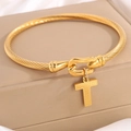 Gouden gedraaide armband met hoefijzersluiting en getextureerde letter T hanger - Gouden Armband Letter T