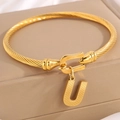 Elegante 18K goud vergulde kabelarmband met een getextureerde letter U hanger - Gouden Armband Letter U