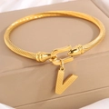 Gouden gedraaide kabelarmband met een honingraat getextureerde letter V hanger - Gouden Armband Letter V
